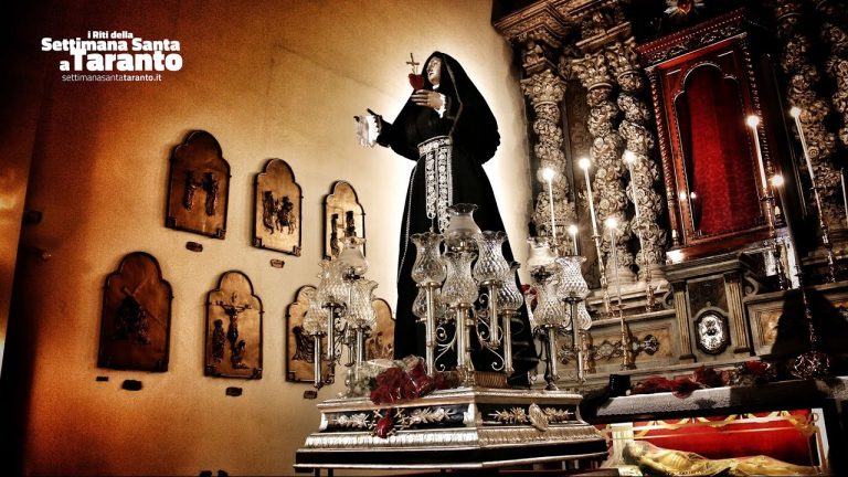 Ci siamo, l’attesa è finita. Ecco la lunga notte a Taranto. Giovedì Santo (VIDEO) Ci siamo, l’attesa è finita. Ecco la lunga notte a Taranto. Giovedì Santo (VIDEO)