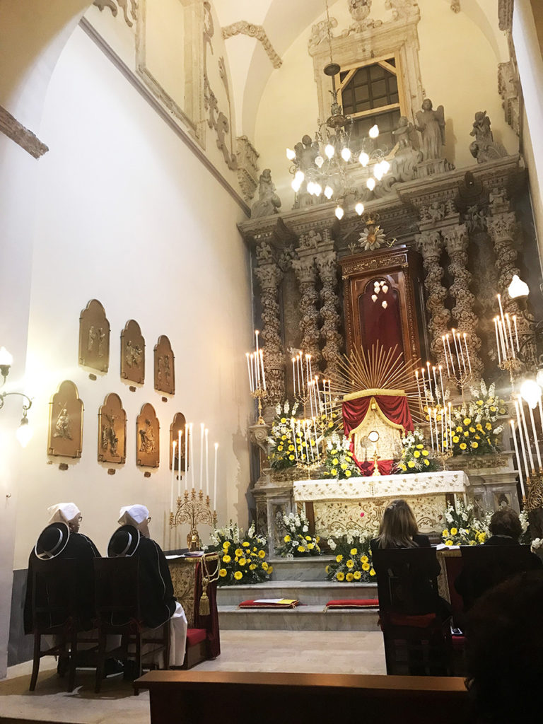 La luce di Dio si riflette sulla Mozzetta nera. Questa sera si chiudono le Quarantore in San Domenico La luce di Dio si riflette sulla Mozzetta nera. Questa sera si chiudono le Quarantore in San Domenico
