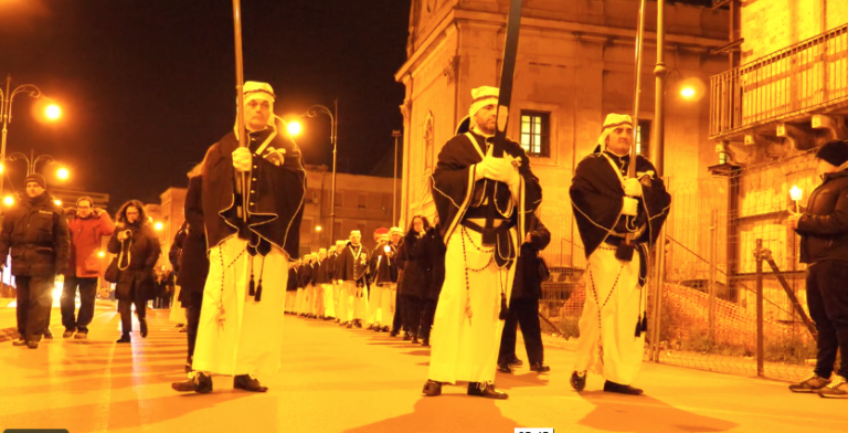 Tutto ad un tratto la notte, a Taranto, si tinge di nero. Domani ore 23.59 “A Forore”, inizia la Quaresima 2019 Tutto ad un tratto la notte, a Taranto, si tinge di nero. Domani ore 23.59 “A Forore”, inizia la Quaresima 2019